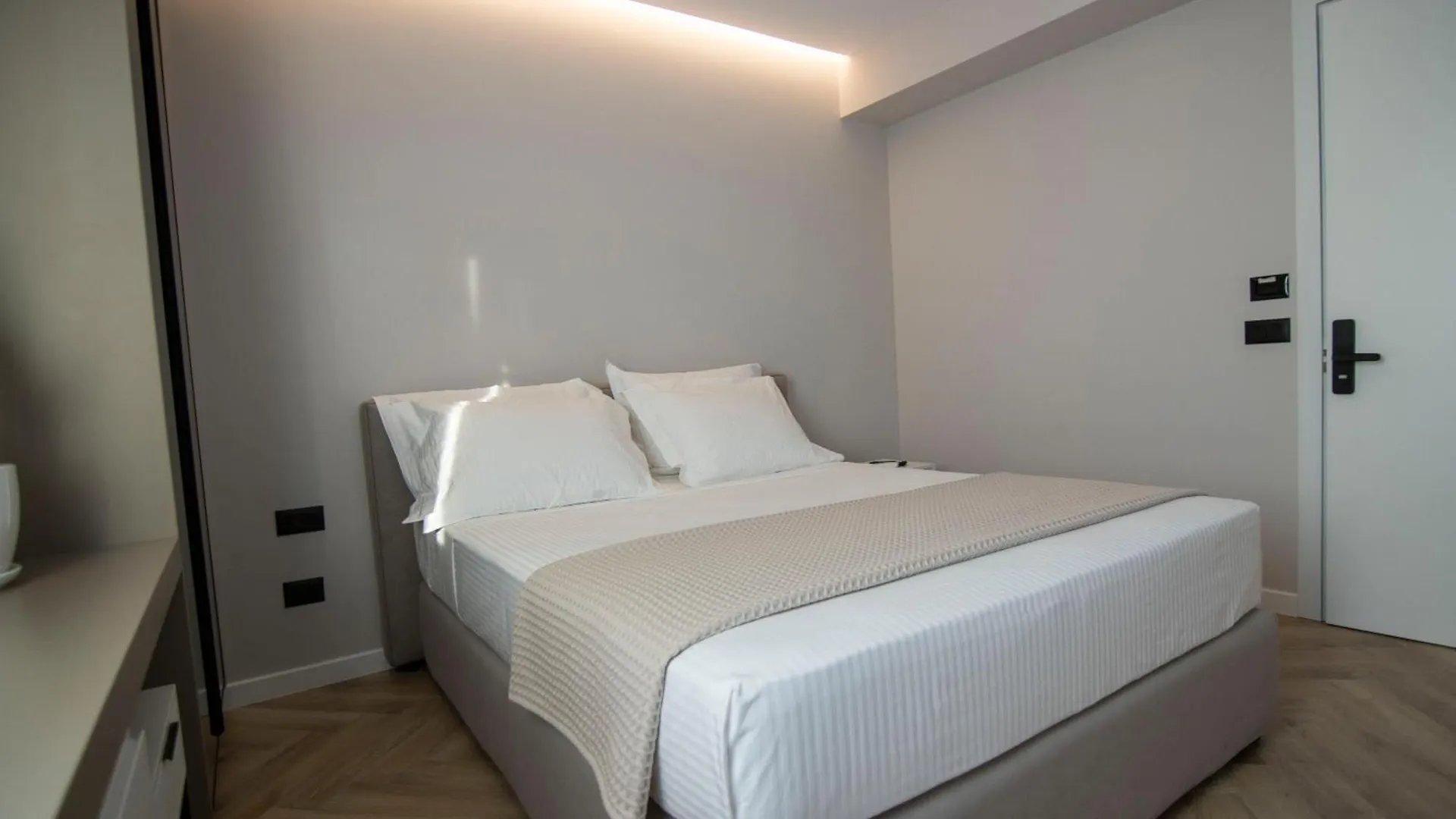 Mina Luxury Rooms Tirana 0*,  Albania