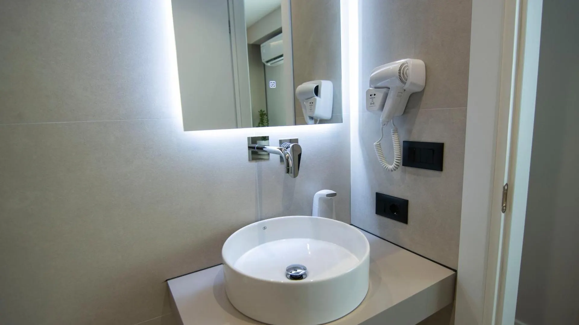 Mina Luxury Rooms Tirana 0*,
